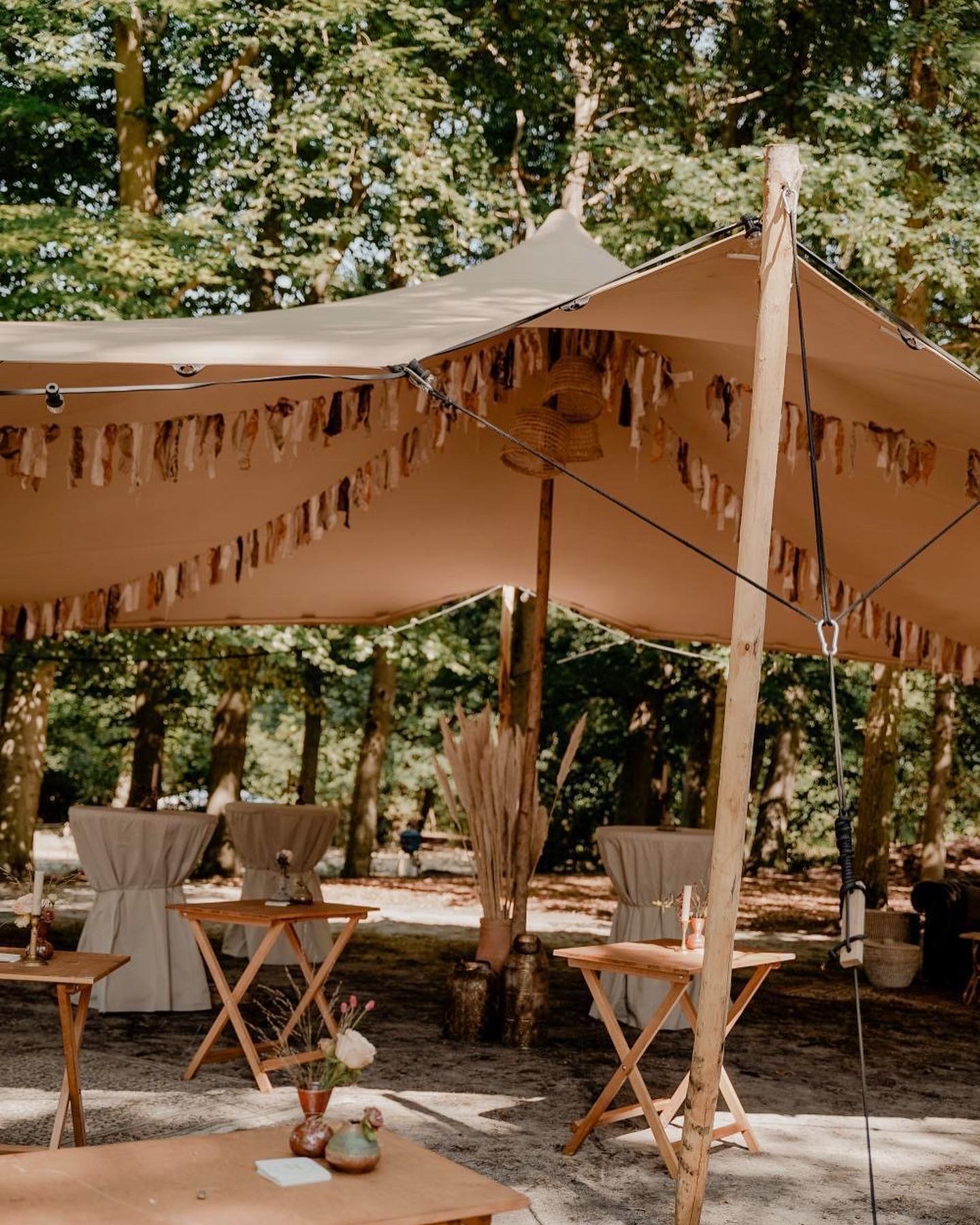 Stretchtent feest met versiering en verlichting